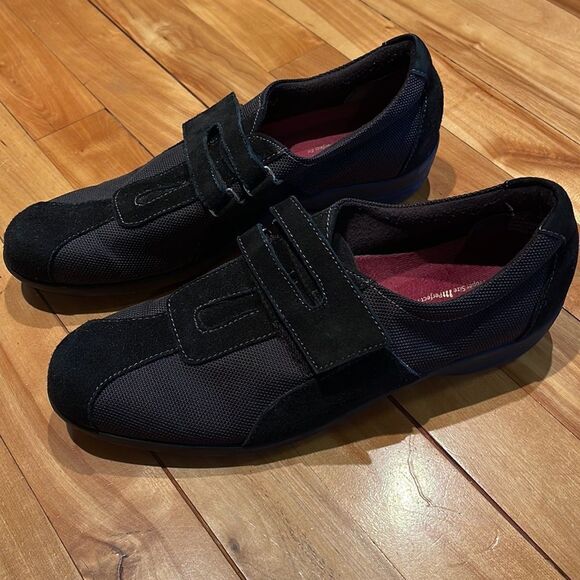 Munro Joliet black fabric/suede strap sneakers. Shock absorbing heel. Size 9 N.